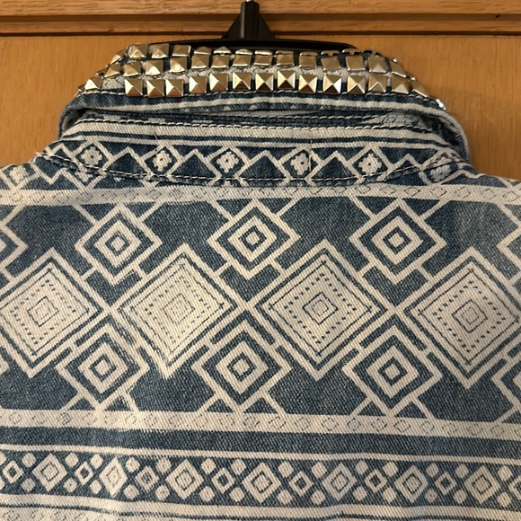 Forever 21 Women’s Studded Aztec Button Down Denim Vest New Blue Size Medium - Picture 8 of 9